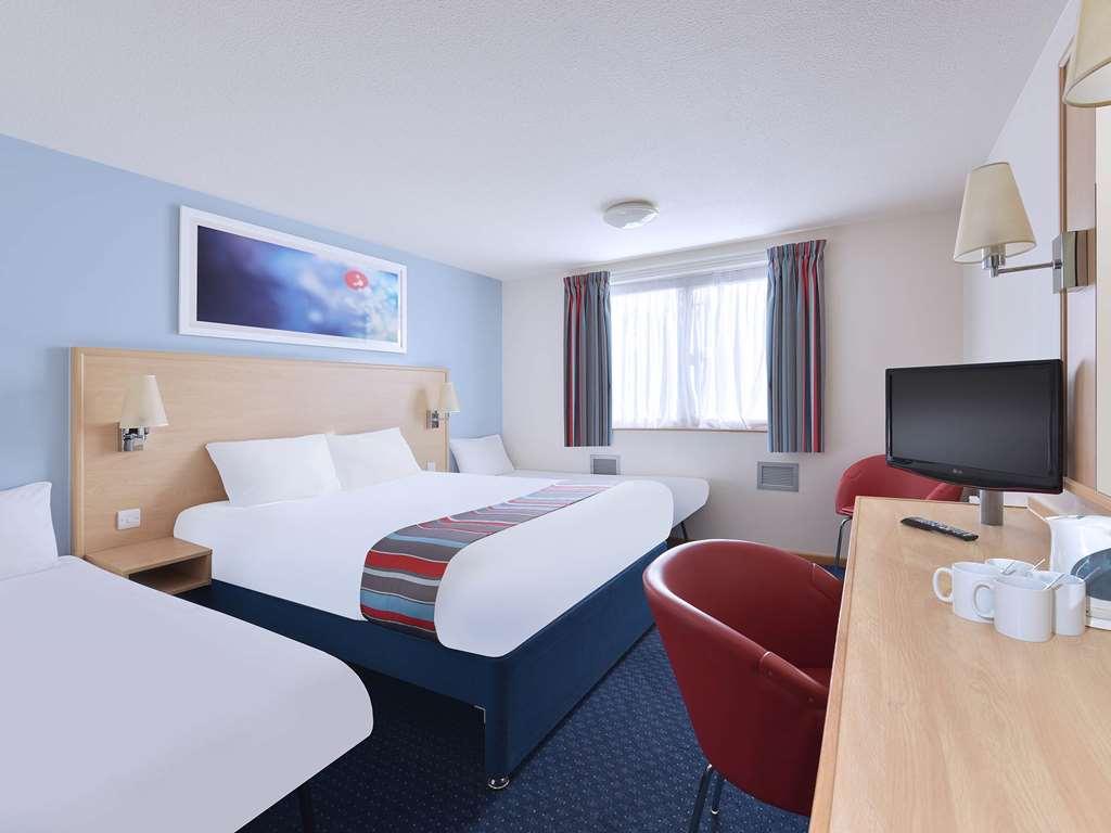 Travelodge Leeds Colton Garforth Room photo